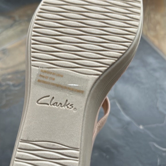 Clarks Collection Soft Cushion Tan Sandal with Adjustable Velcro Straps 7.5 - Picture 6 of 7